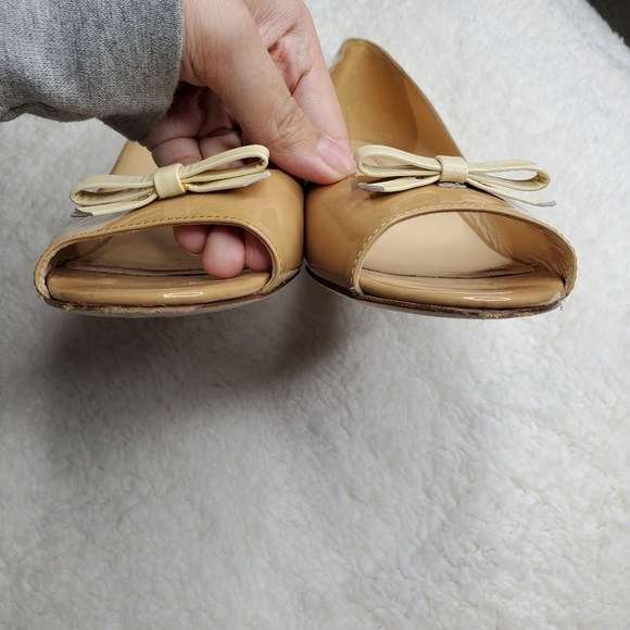Kate Spade Tracey Nude Tan Patent Leather Bow Peep Toe Wedge Pump Heels - Picture 4 of 13
